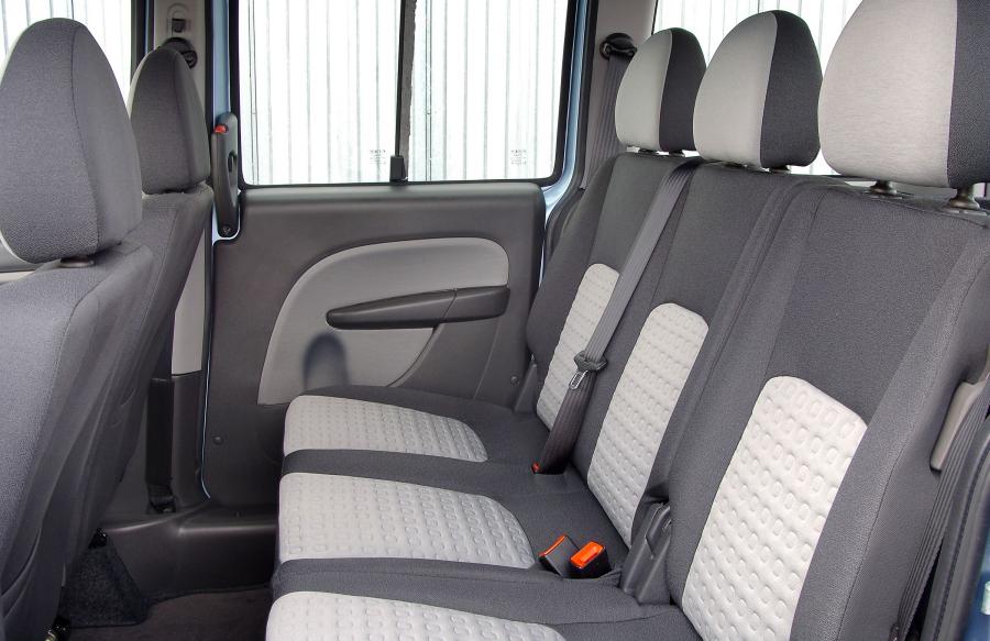 Интерьер Fiat Doblo Panorama (223) 2005 года  (UK) (фото 9 из 9)